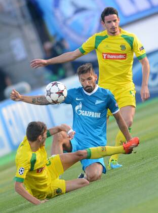 ITAR-TASS: ST PETERSBURG, RUSSIA. AUGUST 28, 2013. Pacos de Ferreira s Romeu, right, and Zenit s Daniel Miguel (Danny), center, seen in action during the UEFA Champions play-off, second leg football match between Zenit St Petersburg and Pacos de Ferreira at Petrovsky stadium.  premiumd RE126FF3