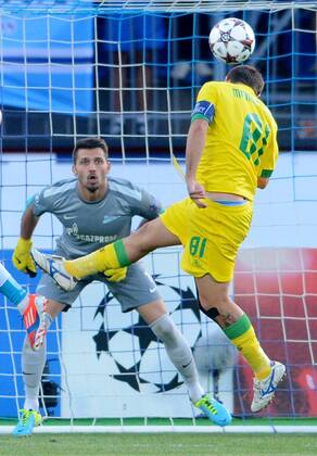 ITAR-TASS: ST PETERSBURG, RUSSIA. AUGUST 28, 2013. Zenit s goalkeeper Yury Lodygin (L) and Pacos de Ferreira s Manuel Jose (R) seen in action during the UEFA Champions play-off, second leg football match between Zenit St Petersburg and Pacos de Ferreira at Petrovsky stadium.  RE126FF4