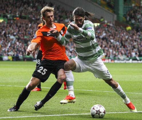 28.08.2013 Glasgow, Scotland. Georgios Samaras holds off Sergei Maliy during the Champions League 2nd leg Qualifier between Celtic and Shakhtyor Karaganda from Parkhead Stadium. xVagelisxGeorgarioux  ActionPlus20309768