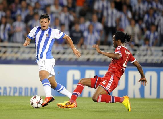 Carlos Vela - Bakary Kone. Second leg of qualyfing round Champions League match between Real Sociedad and Olympique Lyon. In this picture, Vela and Koné. xJOSUNExMTZ.xDExALBENIZx 