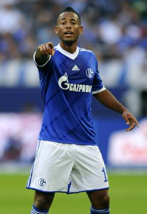Fussball, Bundesliga, Deutschland, Herren, Saison 2013 2014, 4. Spieltag, VELTINS Arena Gelsenkirchen: FC Schalke 04, S04 (blau) - Bayer Leverkusen (rot); Dennis Aogo (S04). Aktion, Einzelbild.
