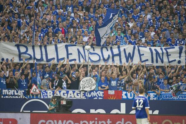Schalker Fans halten einen Banner mit der Aufschrift: Bullenschweine hoch, Fussball 1. Bundesliga, 4. Spieltag, FC Schalke 04 (GE) - (LEV) 2:0, am 31.08.2013 in Gelsenkirchen Deutschland.