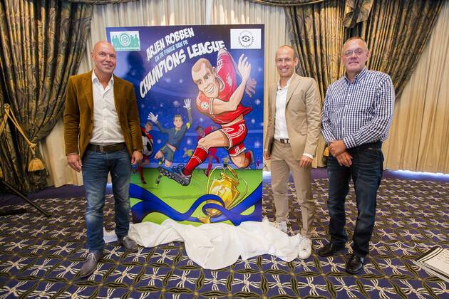 Arjen Robben (Bayern München Holland) praesentiert sein Kinderbuch Arjen Robben und das Finale der Champions League - (L-R) writer Fred Diks, Arjen Robben of Holland, Meester Wim Press conference Arjen Robben National team 2013 2014 xVIxLaurensxLindhoutxIVx 1767627