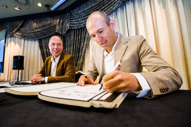 (L-R) writer Fred Diks, Arjen Robben of Holland Arjen Robben von Bayern München stellt gemeinsam mit Autor Fred Diks das Kinderbuch Arjen Robben und das Finale der Champions League vor. Press conference Arjen Robben National team 2013 2014 xVIxLaurensxLindhoutxIVx 1767739