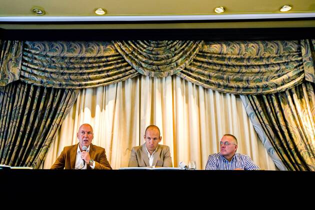 (L-R) writer Fred Diks, Arjen Robben of Holland, Meester Wim Arjen Robben von Bayern München stellt gemeinsam mit Autor Fred Diks das Kinderbuch Arjen Robben und das Finale der Champions League vor. Press conference Arjen Robben National team 2013 2014 xVIxLaurensxLindhoutxIVx 1767730
