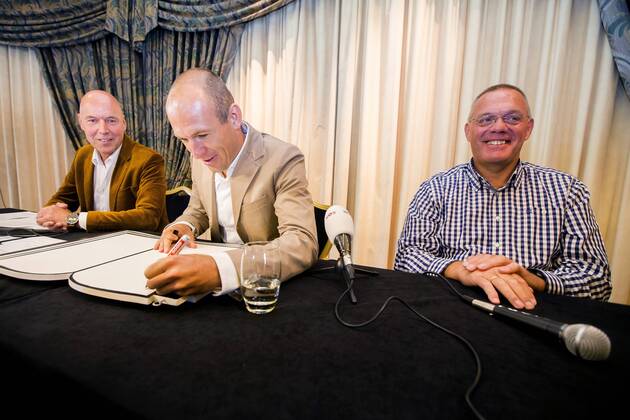 (L-R) writer Fred Diks, Arjen Robben of Holland, Meester Wim Arjen Robben von Bayern München stellt gemeinsam mit Autor Fred Diks das Kinderbuch Arjen Robben und das Finale der Champions League vor. Press conference Arjen Robben National team 2013 2014 xVIxLaurensxLindhoutxIVx 1767731