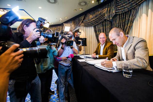 (L-R) writer Fred Diks, Arjen Robben of Holland Arjen Robben von Bayern München stellt gemeinsam mit Autor Fred Diks das Kinderbuch Arjen Robben und das Finale der Champions League vor. Press conference Arjen Robben National team 2013 2014 xVIxLaurensxLindhoutxIVx 1767733