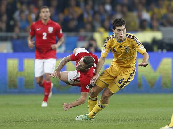 Ukraine s Taras Stepanenko tussles with England s Jack Wilshere Ukraine v England - 2014 World Cup Qualifier - Olympic Stadium - Kiev - Ukraine -10 09 2013 - Pic David Klein Sportimage EDITORIAL USE ONLY. No use with unauthorised audio, video, data, fixture lists, club league logos or live services. Online in-match use limited to 120 images, no video emulation. No use in betting, games or single club league player publications.