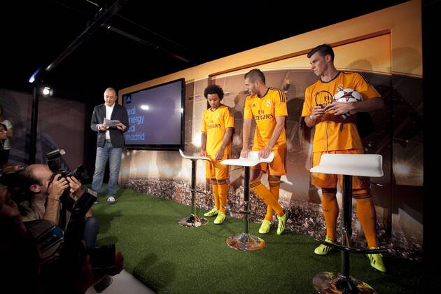Real Madrid s Macelo (l), Benzema and Gareth Bale (r) during the official presentation of the Adidas team s football kit for the 2013-14 Champions League season in Europe tower, Madrid. September 12, 2013.  (201309121081)