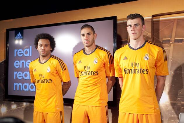 Real Madrid s Macelo (l), Benzema and Gareth Bale (r) during the official presentation of the Adidas team s football kit for the 2013-14 Champions League season in Europe tower, Madrid. September 12, 2013.  (201309121105)