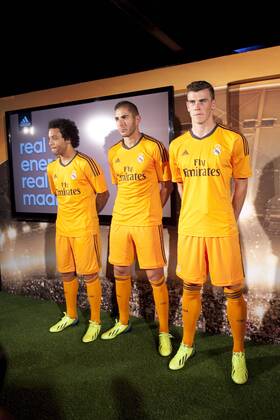 Real Madrid s Macelo (l), Benzema and Gareth Bale (r) during the official presentation of the Adidas team s football kit for the 2013-14 Champions League season in Europe tower, Madrid. September 12, 2013.  (201309121107)