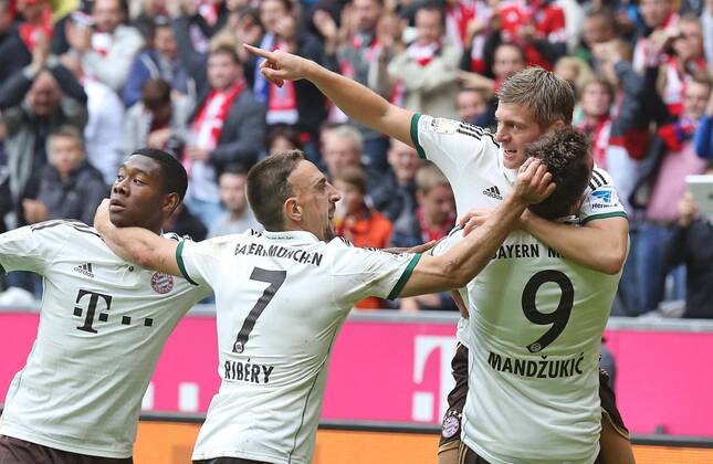 Mario MANDZUKIC, FCB 9 Torjubel, Jubel nach dem Tor zum 1-0 mit Frank RIBERY, FCB 7 , Toni KROOS, FCB 39 , David ALABA, FCB 27 Jubel, Freude, Emotionen, Feiern, Lachen, jubelt, freuen, reisst die Arme hoch, ballt die Faust FC BAYERN MUENCHEN - HANNOVER 96 ( - ) Fussball 1. Bundesliga , Muenchen, am 14.09.2013 05.Spieltag, Saison 2013 2014, Saison1314, Liga01, 1.Liga, 1.Bundesliga, FCB,