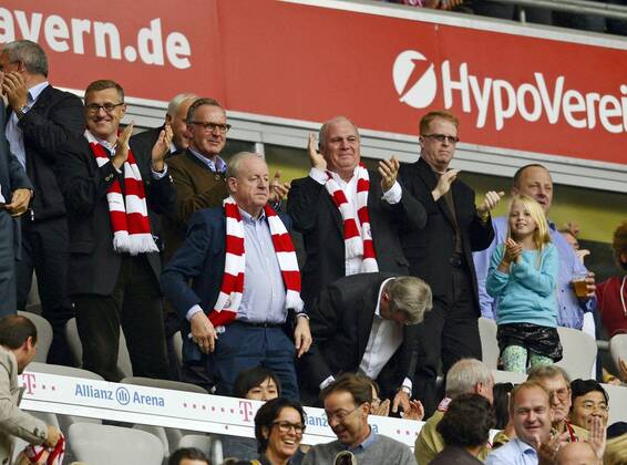 14.09.2013, Fussball 1.Bundesliga 2013 2014, 5.Spieltag, FC Bayern München - Hannover 96, Präsident Uli Hoeneß (4.v.re, München, Höness, Höneß, Hoeness, Hoeneß) klatscht begeistert Beifall bei einem Tor von seinen Bayern.