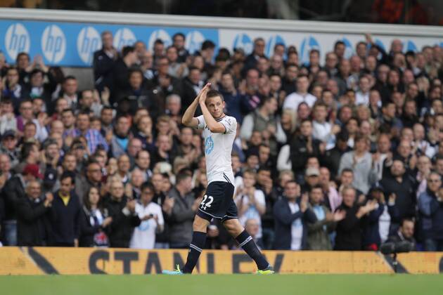 Tottenham Hotspur v Norwich City . . London, UK . . 14.09.2013 Gylfi Sigurdsson (TH) walks off to a standing ovation.