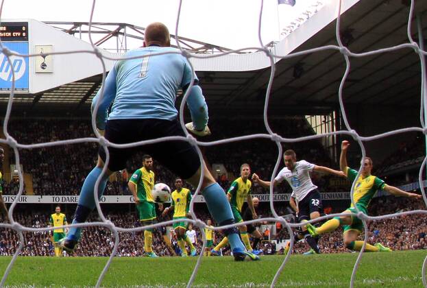 Tottenham Hotspur v Norwich City . . London, UK . . 14.09.2013 Gylfi Sigurdsson (TH) scores a goal for Spurs. 1-0