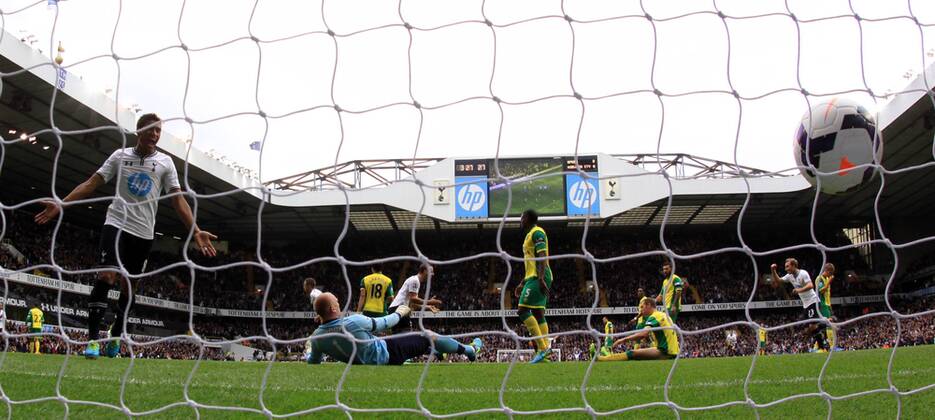 Tottenham Hotspur v Norwich City . . London, UK . . 14.09.2013 Gylfi Sigurdsson (TH) scores a goal for Spurs. 1-0