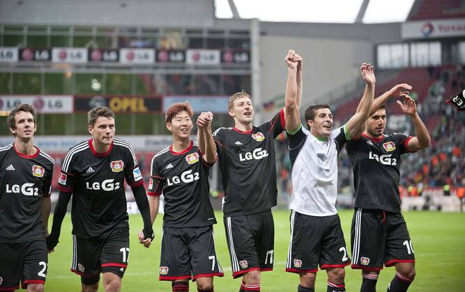 Schlussjubel Lev, La Ola, mit v.r. Emre CAN, Giulio DONATI, Stefan KIESSLING, Heung-Min SON, Sebastian BÖNISCH, Robbie KRUSE Fussball 1. Bundesliga, 5. Spieltag, Bayer 04 Leverkusen (LEV) - VfL Wolfsburg (WOB) 3:1, am 14.09.2013 in Leverkusen Deutschland.