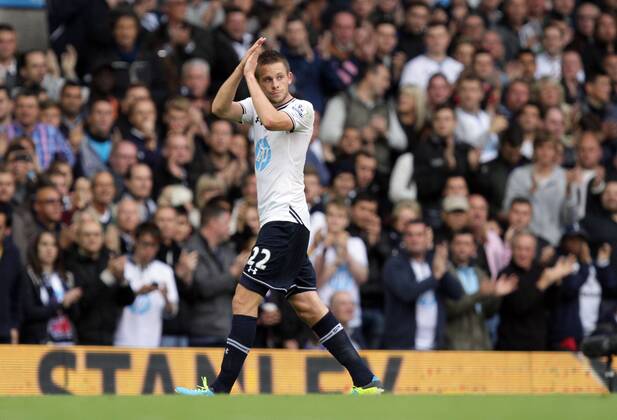 Tottenham Hotspur v Norwich City . . London, UK . . 14.09.2013 Gylfi Sigurdsson (TH) walks off to a standing ovation.