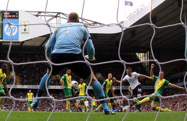 Tottenham Hotspur v Norwich City . . London, UK . . 14.09.2013 Gylfi Sigurdsson (TH) scores a goal for Spurs. 1-0