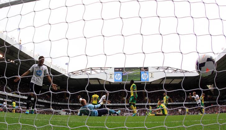 Tottenham Hotspur v Norwich City . . London, UK . . 14.09.2013 Gylfi Sigurdsson (TH) scores a goal for Spurs. 1-0