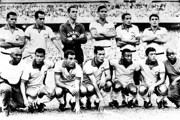 The Brazilian Football team pose before their game in Madrid against Atletico Madrid: Back Row: Fidelis, Paulo Enrique, Gilmar, Brito, Zito and Altair. Front Row: after trainer (left) is Jair, Gerson, Servilio, Pele and Amarildo 24th June 1966.  UnitedArchives00499597
