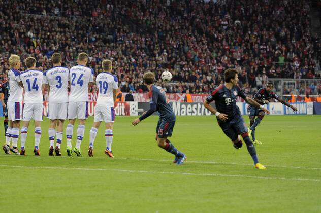 Tor zum 1-0 durch David ALABA (re,Bayern Muenchen) per Freistoss,Schuss,Aktion,Torschuss. FC Bayern Muenchen-CSKA Moskau. Fussball Champions League,Gruppenphase,Gruppe D,1.Spieltag am 17.09.2013.ALLIANZ ARENA.