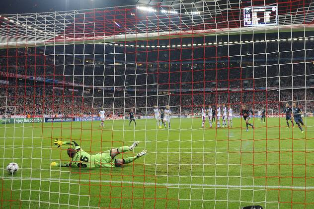 Tor zum 1-0 durch David ALABA (Bayern Muenchen) per Freistoss,Schuss,Aktion,Torschuss.gegen Torwart Igor AKINFEEV (Moskau). FC Bayern Muenchen-CSKA Moskau. Fussball Champions League,Gruppenphase,Gruppe D,1.Spieltag am 17.09.2013.ALLIANZ ARENA.