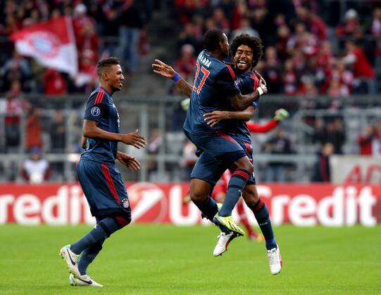 München Fußball Champions League FC Bayern München vs. CSKA Moskau, v.l. Torjubel über das Tor zum 1:0,v.l. Jerome Boateng, n Torschütze David Alaba, rechts Dante (Bayern)