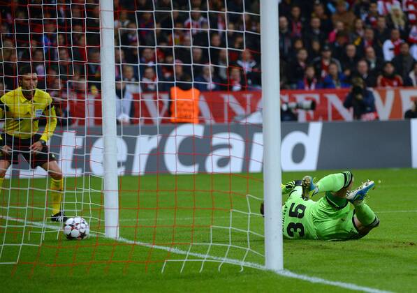 17.09.2013, xjhx, Fussball, Champions League, FC Bayern München - ZSKA Moskau, v.l. Igor Akinfeev (ZSKA Moskau), David Alaba (FC Bayern München) Goal scored, Tor zum 1:0