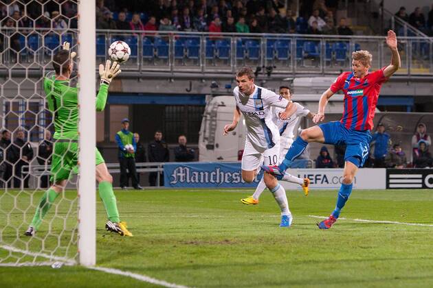 Edin Dzeko of Manchester City heads straight at Matus Kozacik of Plzen - Viktoria Plzen vs. Manchester City - UEFA Champion s League - Doosan Arena - Plzen, Czech Republic - 17 09 2013 Pic Philip Oldham Sportimage EDITORIAL USE ONLY. No use with unauthorised audio, video, data, fixture lists, club league logos or live services. Online in-match use limited to 120 images, no video emulation. No use in betting, games or single club league player publications.