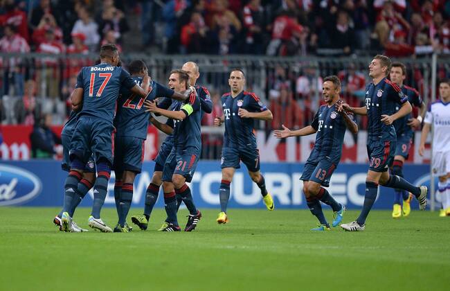 FUSSBALL CHAMPIONS LEAGUE SAISON 2013 2014 Vorrunde FC Bayern München - ZSKA Moskau 17.09.2013 Jerome Boateng, David Alaba, Philipp Lahm, Arjen Robben, Rafinha, Toni Kroos (v.l., alle FC Bayern München) jubeln nach dem 1:0 