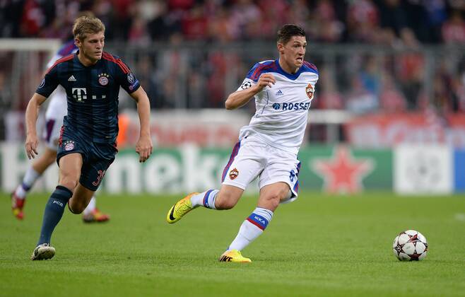 FUSSBALL CHAMPIONS LEAGUE SAISON 2013 2014 Vorrunde FC Bayern München - ZSKA Moskau 17.09.2013 Steven Zuber (re, ZSKA Moskau) enteilt Toni Kroos (li, FC Bayern München) 