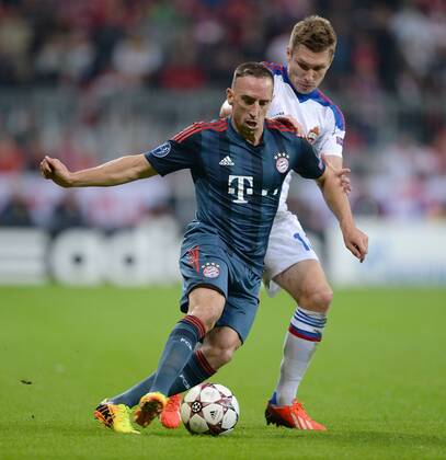 FUSSBALL CHAMPIONS LEAGUE SAISON 2013 2014 Vorrunde FC Bayern München - ZSKA Moskau 17.09.2013 Franck Ribery (li, FC Bayern München) gegen Kirill Nababkin (re, ZSKA Moskau) 