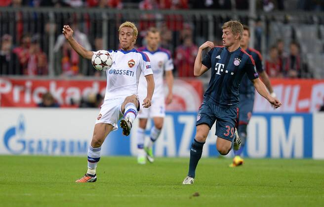 FUSSBALL CHAMPIONS LEAGUE SAISON 2013 2014 Vorrunde FC Bayern München - ZSKA Moskau 17.09.2013 Keisuke Honda (li, ZSKA Moskau) gegen Toni Kroos (re, FC Bayern München) 