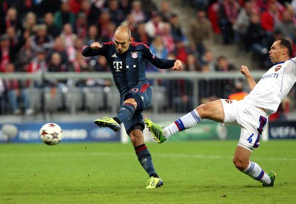 München Fußball Champions League FC Bayern München vs. CSKA Moskau, Tor zum 3:0 durch Arjen Robben (Bayern), rechts Sergei Ignashevich (Moskau)