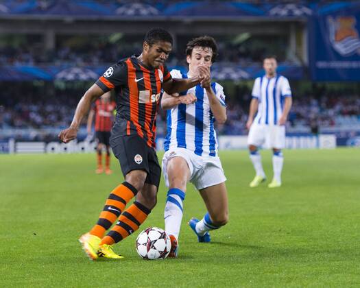 SAN SEBASTIAN, SPAIN: Real Sociedad vs Shakhtar Donetsk: Rodrigues conduce el balon hasta linea de fondo 