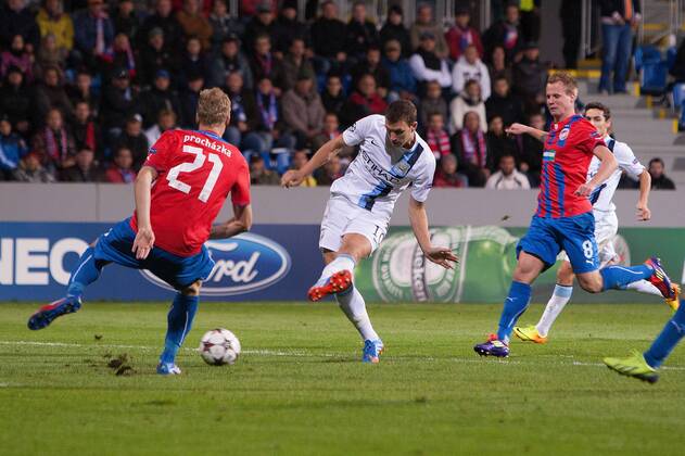 Edin Dzeko of Manchester City opens the scoring with the first goal - Viktoria Plzen vs. Manchester City - UEFA Champion s League - Doosan Arena - Plzen, Czech Republic - 17 09 2013 Pic Philip Oldham Sportimage EDITORIAL USE ONLY. No use with unauthorised audio, video, data, fixture lists, club league logos or live services. Online in-match use limited to 120 images, no video emulation. No use in betting, games or single club league player publications.