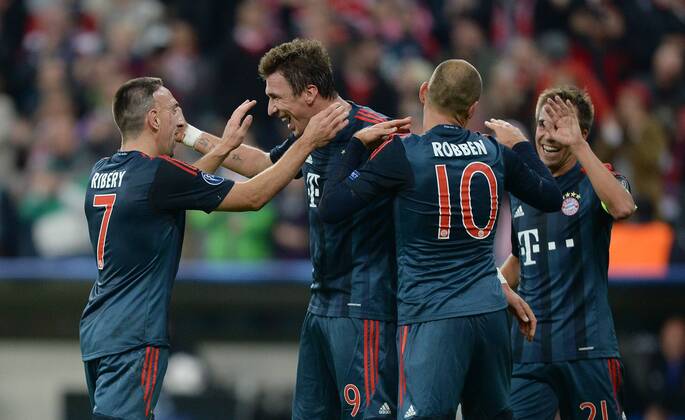 FUSSBALL CHAMPIONS LEAGUE SAISON 2013 2014 Vorrunde FC Bayern München - ZSKA Moskau 17.09.2013 Bayern Jubel nach dem 2:0: Franck Ribery, Mario Mandzukic, Arjen Robben und Philipp Lahm (v.l., alle FC Bayern München) 