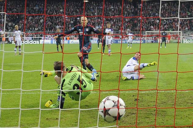 Arjen ROBBEN (Bayern Muenchen) erzielt das Tor zum 3-0, gegen Torwart Igor AKINFEEV (Moskau).,Aktion,Torschuss,Hintertorkamera,Hintertorperspektive FC Bayern Muenchen-CSKA Moskau. Fussball Champions League,Gruppenphase,Gruppe D,1.Spieltag am 17.09.2013.ALLIANZ ARENA.