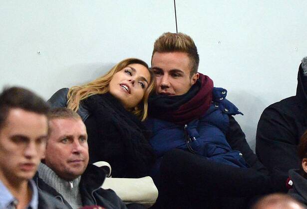 17.09.2013, xjhx, Fussball, Champions League, FC Bayern München - ZSKA Moskau, v.l. Ann-Kathrin Brömmel, Mario Götze (FC Bayern München)