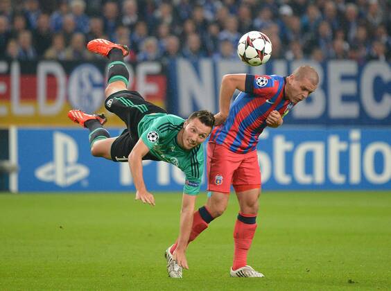 18.09.2013, xjhx, Fussball, Champions League, FC Schalke 04 - Steaua Bukarest, v.l. Marco Hoeger (FC Schalke 04), Alexandru Bourceanu (Steaua Bukarest)