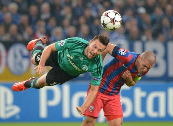 18.09.2013, xjhx, Fussball, Champions League, FC Schalke 04 - Steaua Bukarest, v.l. Marco Hoeger (FC Schalke 04), Alexandru Bourceanu (Steaua Bukarest)