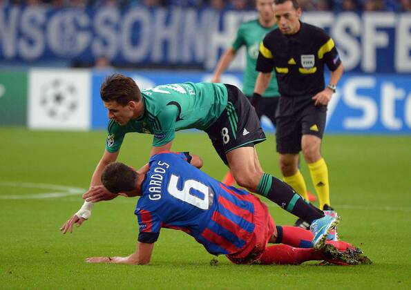 18.09.2013, xjhx, Fussball, Champions League, FC Schalke 04 - Steaua Bukarest, v.l. Adam Szalai (FC Schalke 04), Florin Gardos (Steaua Bukarest)