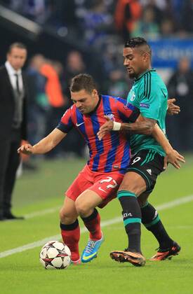 Kevin-Prince Boateng 9 (FC Schalke 04) im Zweikampf gegen Adrian Popa 77 (Steaua Bukarest), Aktion, Action FC Schalke 04 vs Steaua Bukarest --- Fussball --- Champions-League --- 18.09.2013 EP_JSE
