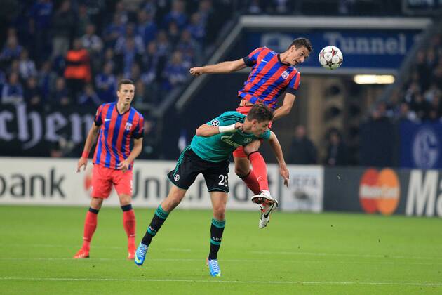 Adam Szalai 28 (FC Schalke 04) im Kopfballduell gegen Lukasz Szukala 4 (Steaua Bukarest), Aktion, Action FC Schalke 04 vs Steaua Bukarest --- Fussball --- Champions-League --- 18.09.2013 EP_JSE