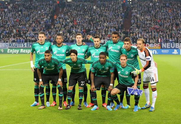Mannschaft des FC Schalke 04, hi.v.li.: Adam Szalai, Dennis Aogo, Julian Draxler, Marco Höger, Joel Matip, Roman Neustädter, Torwart Timo Hildebrand; Vorn: Kevin Prince Boateng, Atsuto Uchida, Jefferson Farfan, Benedikt Höwedes Fussball --- Champions-League --- 18.09.2013 EP_JSE