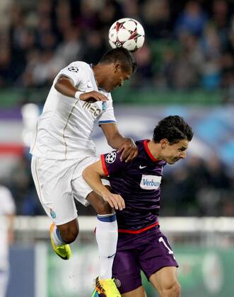 FUSSBALL- CL, A.Wien vs Porto WIEN,AUSTRIA,18.SEP.13 - FUSSBALL - UEFA Champions League, Gruppenphase, FK Austria Wien vs FC Porto. Bild zeigt Alex Sandro (Porto) und Philipp Hosiner (A.Wien). 