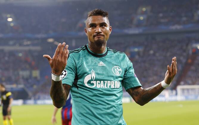 Gelsenkirchen, Veltins-Arena, 18.09.13: Schalkes Kevin-Prince Boateng motivates the fans during the match between FC Schalke 04 vs. Galatasaray Istanbul in the champions league season 2013 2014. FC Schalke 04 vs. Steaua Bukarest in der Gruppenphase der UEFA Championsleague Spiel