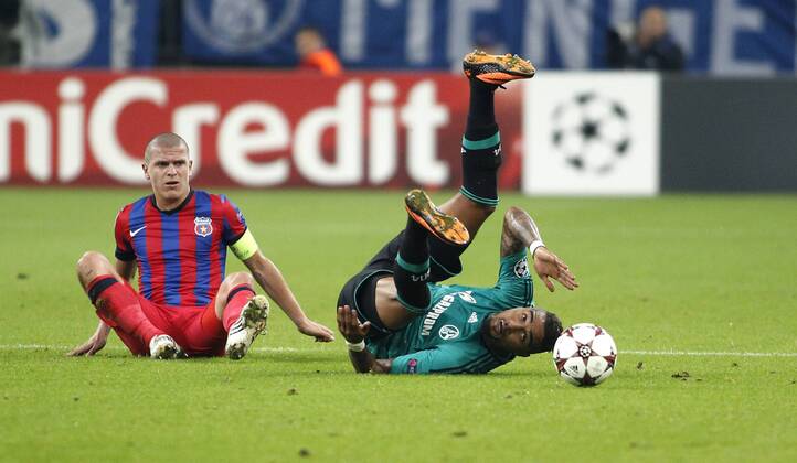 Gelsenkirchen, Veltins-Arena, 18.09.13: Schalkes Kevin-Prince Boateng (R) against Bukarests Alexandru Bourceanu during the match between FC Schalke 04 vs. Galatasaray Istanbul in the champions league season 2013 2014. FC Schalke 04 vs. Steaua Bukarest in der Gruppenphase der UEFA Championsleague Spiel