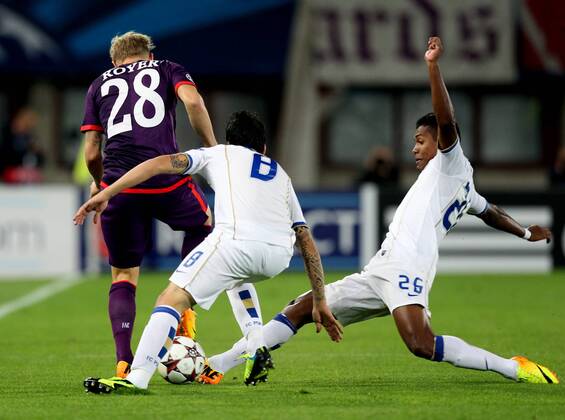 FUSSBALL- CL, A.Wien vs Porto WIEN,AUSTRIA,18.SEP.13 - FUSSBALL - UEFA Champions League, Gruppenphase, FK Austria Wien vs FC Porto. Bild zeigt Daniel Royer (A.Wien), Josue und Alex Sandro (Porto). 